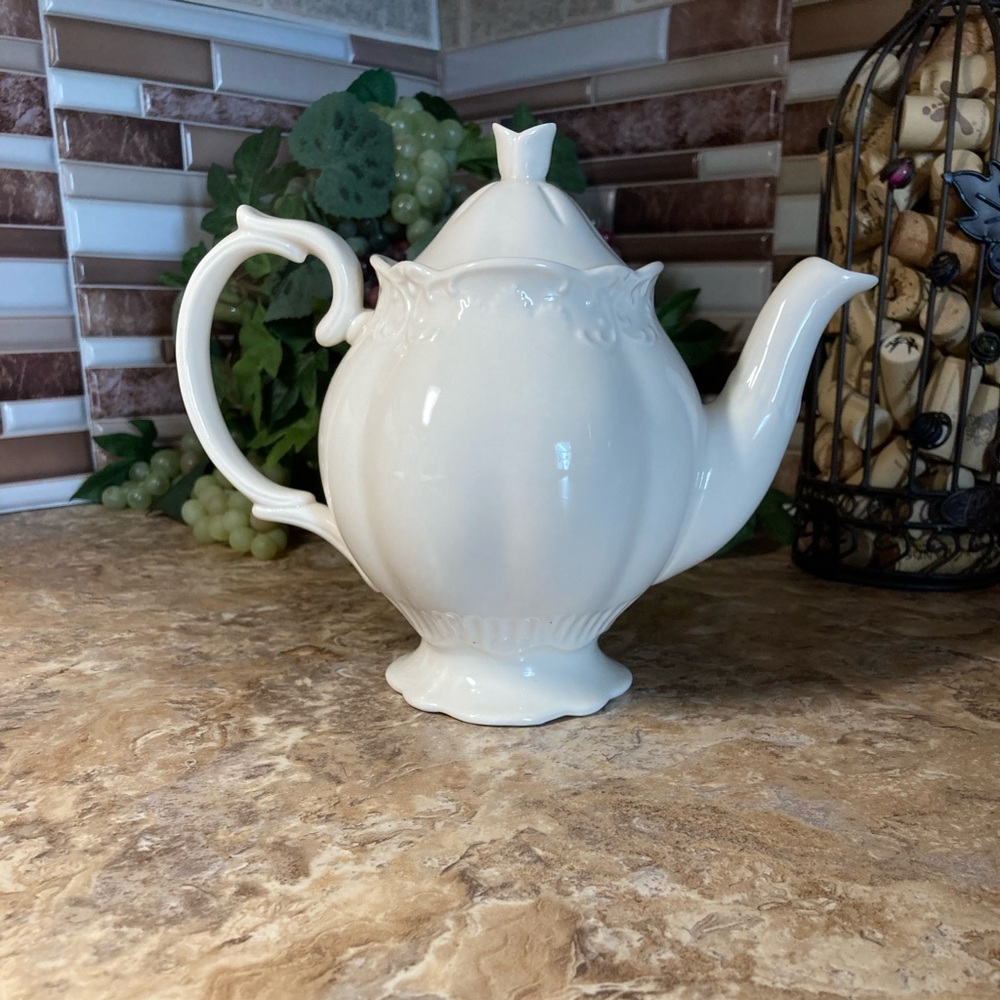 Pepper Tree Tabletop Collection Teapot Fine Porcelain